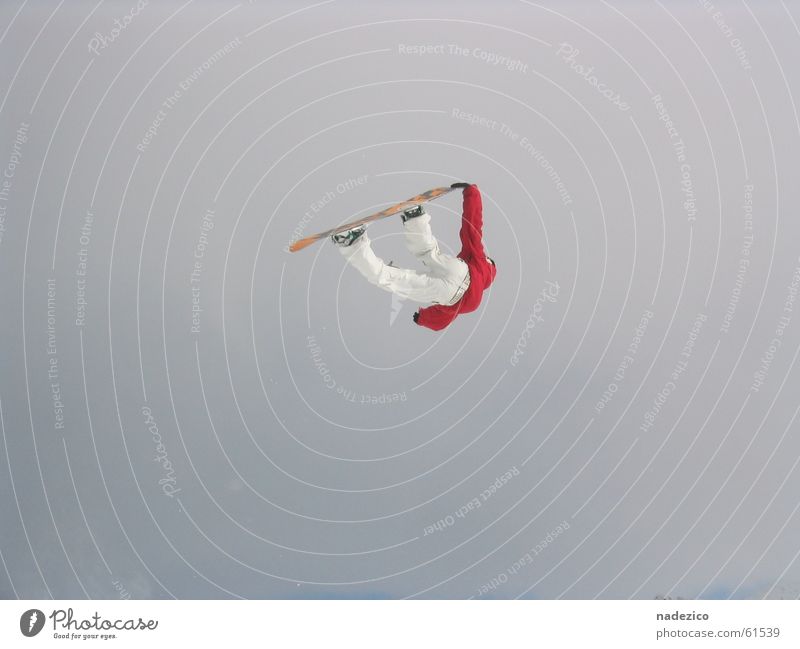 diedamspark Außenaufnahme Snowboarder airstyle rider fly rot hoch fun Stil vor dem himmel