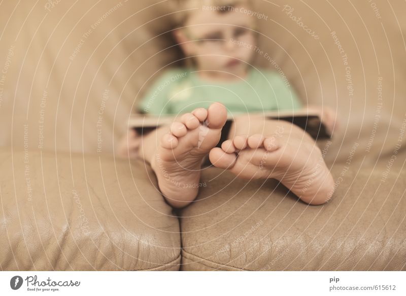 fußnote Kind Junge Fuß Fußsohle Zehen 1 Mensch 3-8 Jahre Kindheit braun lesen Buch Konzentration Barfuß Sofa Leder Hautfalten Kinderbuch Bilderbuch Interesse