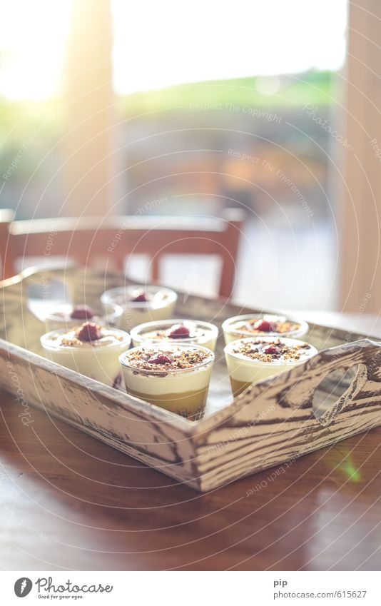 futter für diät-des(s)erteure Dessert Süßwaren Pudding Sahne Tablett Tisch Fenster Holz Essen frisch hell süß Zufriedenheit Häusliches Leben Teile u. Stücke