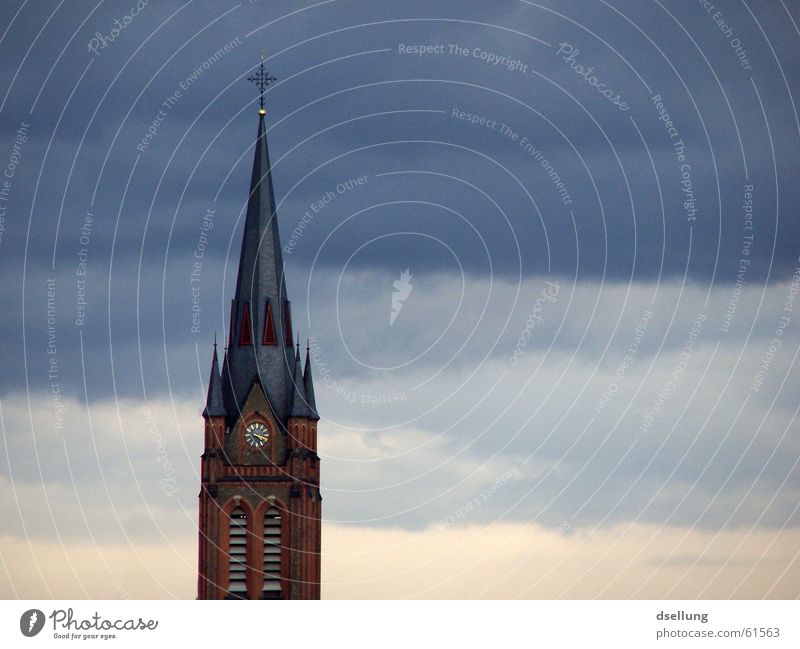 Kirchenturm mit geschichteten Wolken Farbfoto Außenaufnahme Menschenleer Textfreiraum rechts Abend Zentralperspektive Glück Uhr Trauerfeier Beerdigung Himmel