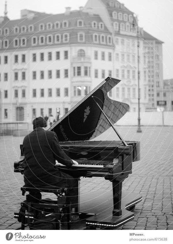 der pianist Mensch Mann Erwachsene Körper 1 30-45 Jahre Künstler Musik Konzert Sänger Musiker Stadtzentrum Altstadt Haus Einfamilienhaus Platz Marktplatz Mantel