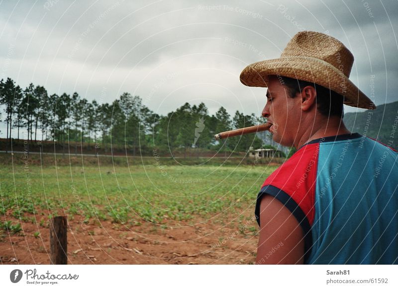 Big Cigar Zigarre Kuba Valle de Viñales Mann Macho Havanna rot imponiert Hut Rauchen smoke blau
