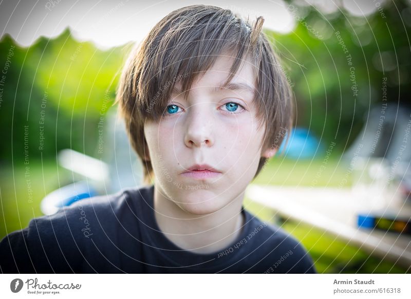 Porträt Mensch maskulin Jugendliche 1 13-18 Jahre Kind Natur Sommer Garten brünett sitzen authentisch einfach einzigartig positiv blau grün Stimmung
