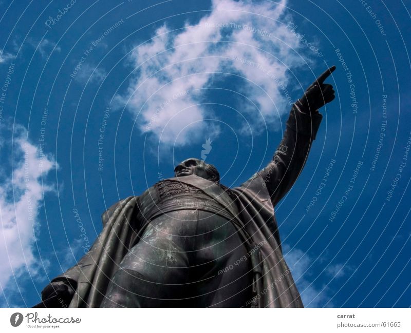 Show me the way... Statue Wolken Mensch zeigen blau Himmel Hinweisschild Wege & Pfade Wegweiser anzeiger da lang er wars von wo kommt der wind?