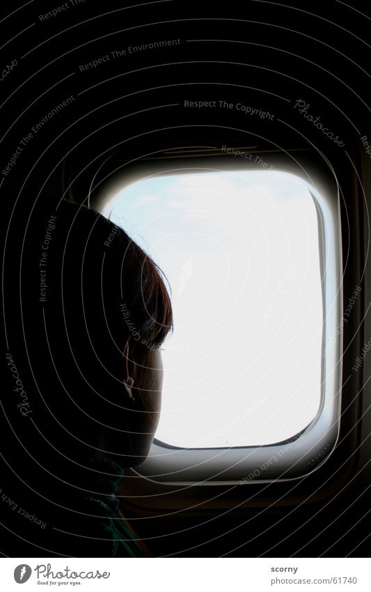 Fernweh... Fenster Flugzeug Aussicht dunkel wiederkommen Blick Licht Kopf Ferien & Urlaub & Reisen Ohr Kontrast Luftverkehr