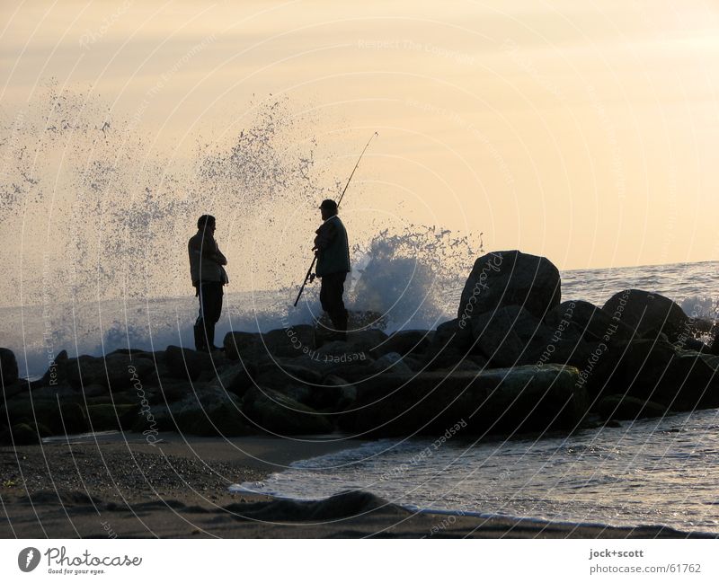 stehen oder doch angeln gehen Erholung Angeln Strand Meer Wellen 2 Felsen Küste Mittelmeer authentisch Interesse Horizont Kommunizieren Angler Gischt Silhouette