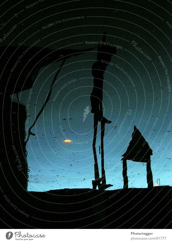 wieder ein Märchen? Reflexion & Spiegelung gezeichnet Haus Oslo Skulptur Kunst Anime Wasserfahrzeug Laterne akerbrygge 2 Mensch Pfosten Hafen bläulich Abend