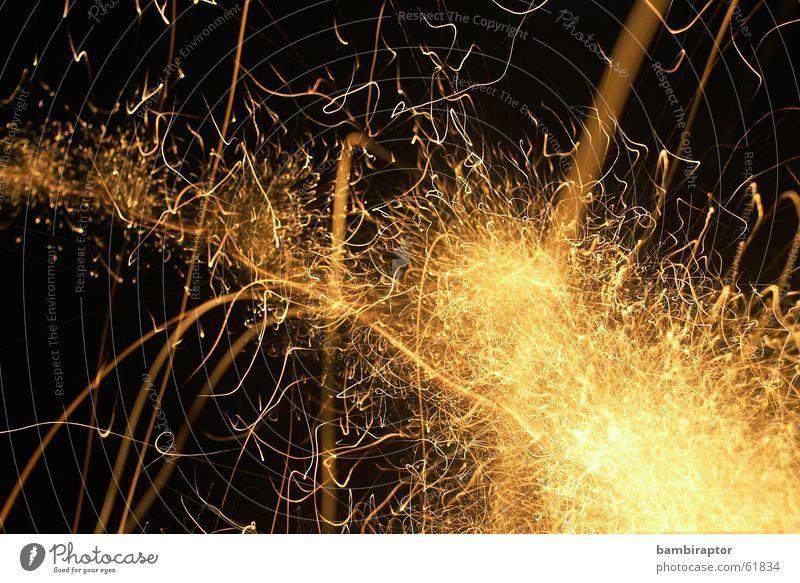 ..3....2....1..... durcheinander sprengen Schwanz Licht Explosion Langzeitbelichtung sprühen Silvester u. Neujahr Leuchtrakete chaotisch Feuerwerk gold Funken