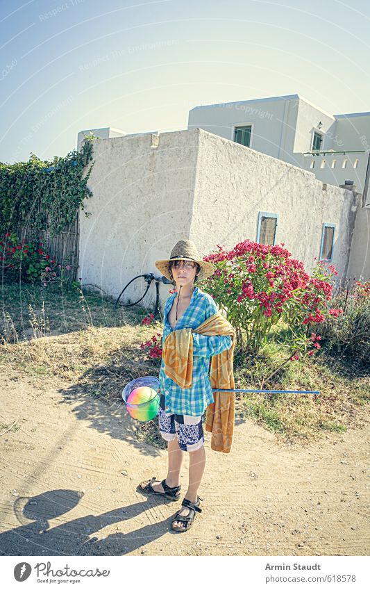 Ausgerüstet für den Strand Lifestyle Spielen Ferien & Urlaub & Reisen Sommer Ball Mensch maskulin Jugendliche 1 13-18 Jahre Kind Griechenland Dorf Haus Hut