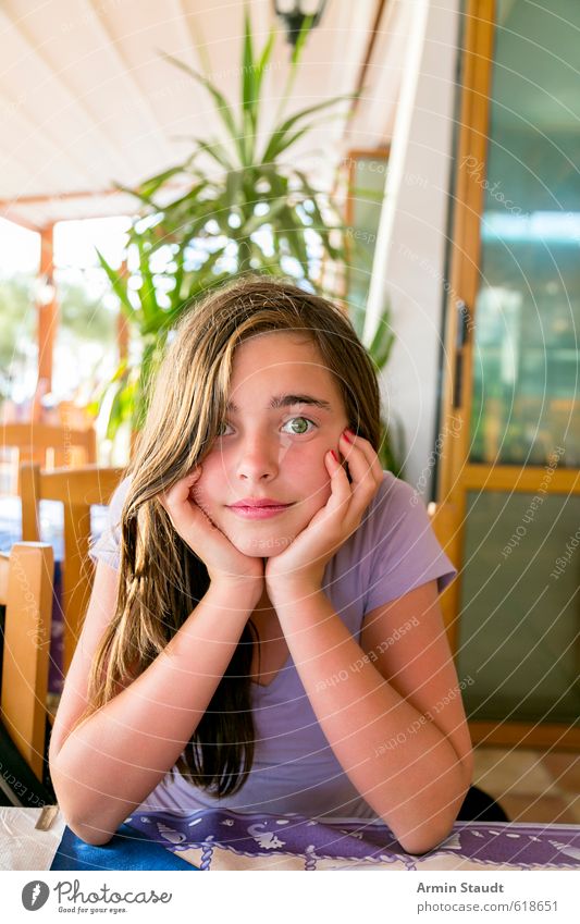 intensiv, lächelnde Jugendliche stützt den Kopf in die Hande in einem Restaurant Mensch feminin 1 13-18 Jahre Kind brünett beobachten Erholung Blick sitzen