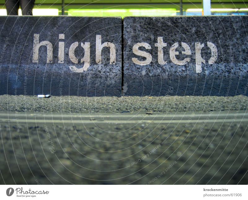 Ein kleiner Schritt für die Menschheit Typographie Asphalt Schablonenschrift Bordsteinkante Froschperspektive Treppenabsatz schreiten Station Aufgabe