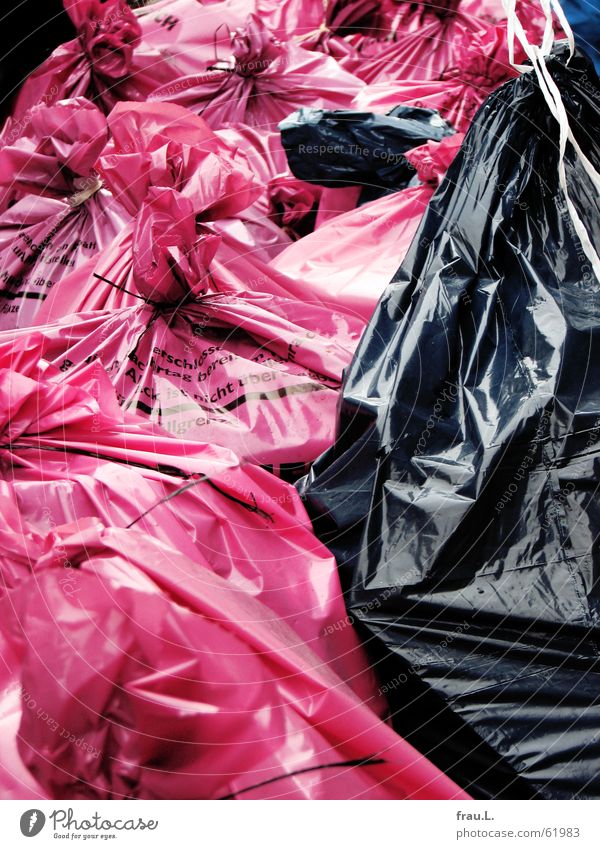 Müllsäcke Müllsack Streik rosa schwarz Hausmüll Gewerkschaft Straßenrand Arbeit & Erwerbstätigkeit Ernährung Dinge verdi Müllberge Tarifstreit Lohnerhöhung
