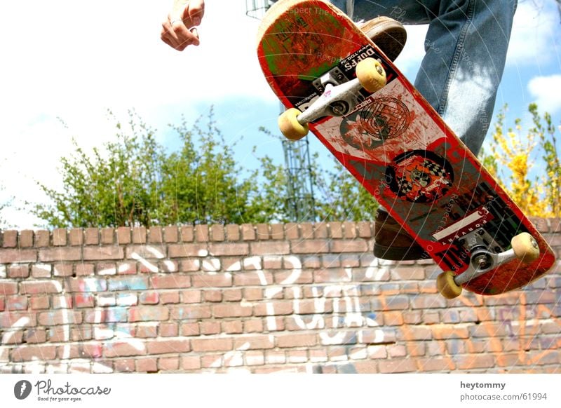 Jump high Skateboarding Mauer Luft springen Trick Hand Skateplatz extrem hüpfen Graffiti Freizeit & Hobby Freude erheitern Fröhlichkeit Lebensfreude Lust lustig