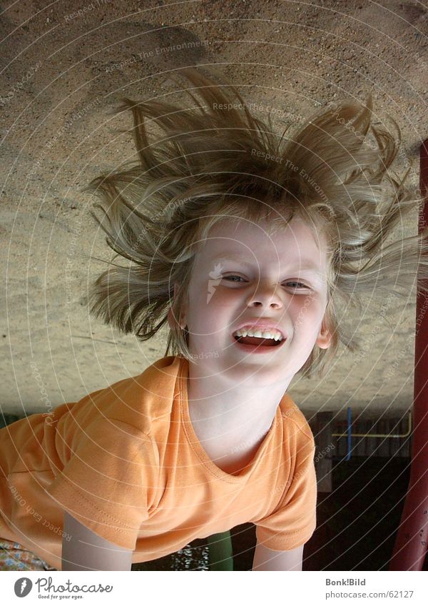 ... die Welt mal anders seh'n! Mädchen Spielplatz Kind Kreativität Unbeschwertheit Turnen blond kindlich Übermut Geschwindigkeit Wildtier Haare & Frisuren frech