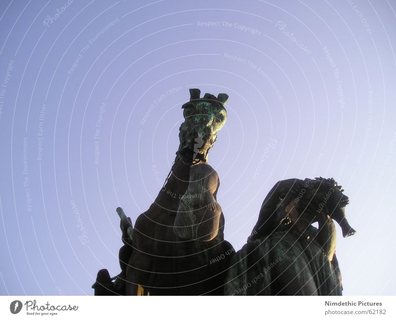 Hohes Ross Pferd Koblenz Deutschland Denkmal Statue beeindruckend erdrückend König Huf groß eck alt blau