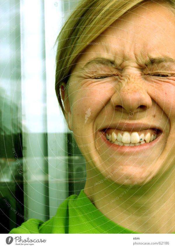 Portrait einer Frau die zähne zusammen beißend grün Gefühle Wut Falte Freude Gesichtsausdruck Auge Mund