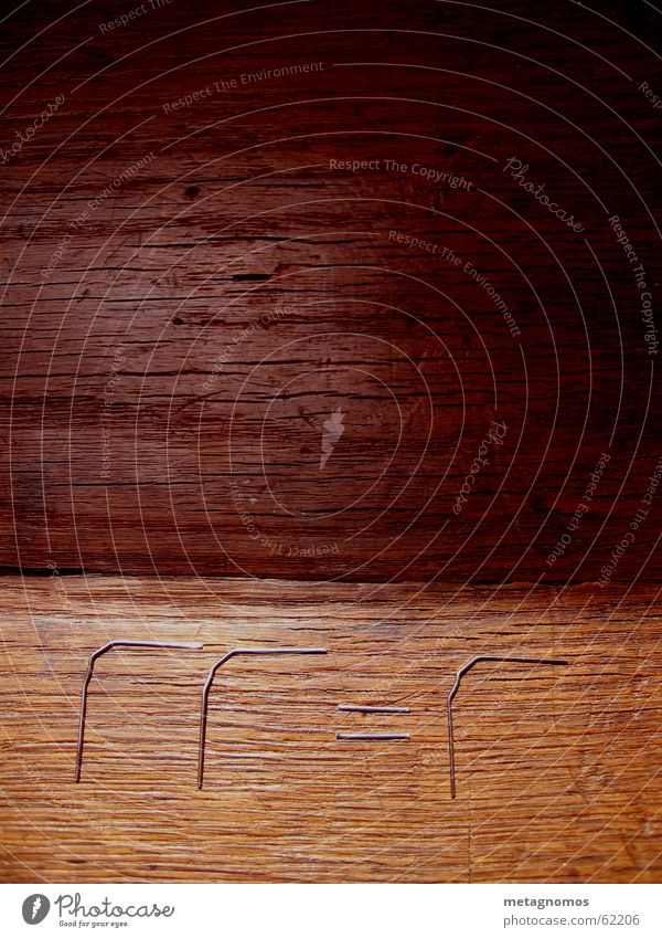 equation on wood Symbole & Metaphern Büroklammern Holz dunkelbraun hellbraun formkalkül Formel gleichung Metall silber Maserung holzbild