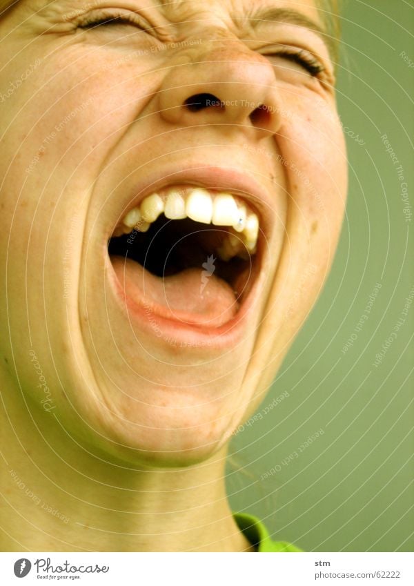 Portrait einer Frau jubelnd / schreiend grün Gefühle expressiv Begeisterung Angst Freude Mund Zunge Mundhöhle Kiefer Auge Falte freudenschrei Zähne