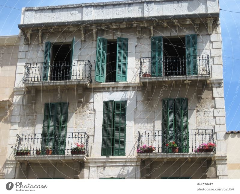 altes kleines Urlaubshaus Haus Ferien & Urlaub & Reisen Renovieren grün weiß Spanien Balkon Mallorca Stein Schatten schlagläden