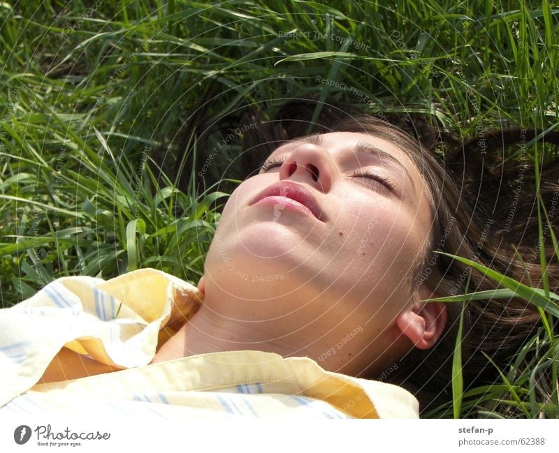 Relax II Frau Gras Wiese Sommer Sonne Erholung ruhig grün Wohlgefühl schlafen Rasen Natur Freiheit feel good