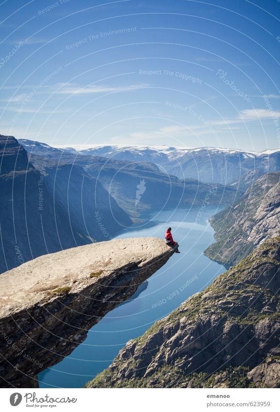 Mann sitzt auf der Trolltunga in Norwegen Freude ruhig Ferien & Urlaub & Reisen Tourismus Abenteuer Ferne Freiheit Sommer Berge u. Gebirge wandern Klettern