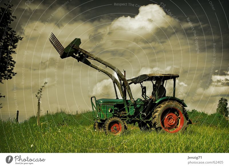 Countrystar. Traktor Landwirtschaftliche Geräte Feld fahren Maschine Wiese Wolken Arbeit & Erwerbstätigkeit Spielzeug Weide Himmel