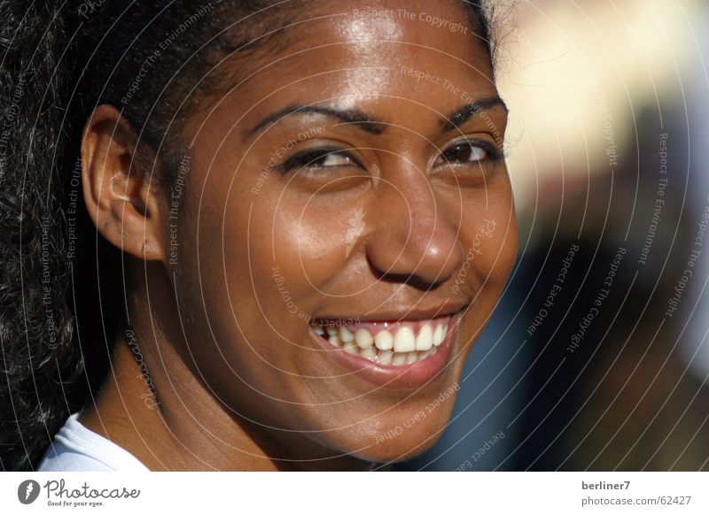 Lächeln für Brasilien Frau weiß Porträt Teint Weltmeisterschaft lachen lustig Auge dunkeler symphatisch Wärme Zähne