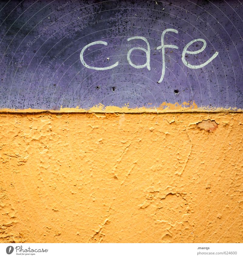 cafe Kaffee Lifestyle Mauer Wand Schriftzeichen einfach retro schön violett orange Erholung Farbe Pause Farbfoto Außenaufnahme Nahaufnahme Strukturen & Formen