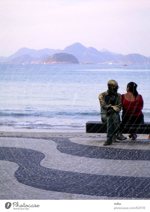 Flirt Mann Statue Bronze Frau Ferne Meer flach Wellen Muster schwarz weiß Wellenform Denkmal geschlossen Rücken niteroi Berge u. Gebirge Copacabana