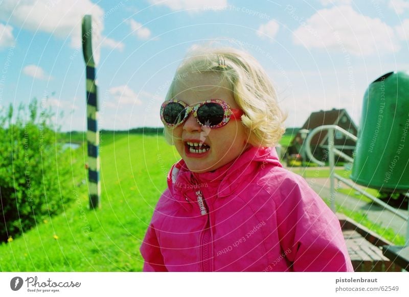 material: kind Brille grün rosa Wolken Landschaft blau Schilder & Markierungen rosarote Brille Mädchen 3-8 Jahre blond Sonnenbrille Porträt Deich