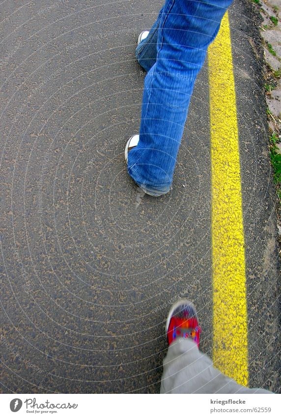 blau-rot-gelb Beine Wege & Pfade Hose Jeanshose Schuhe Streifen gehen Chucks Am Rand schreiten Bürgersteig Farbfoto Außenaufnahme Textfreiraum links