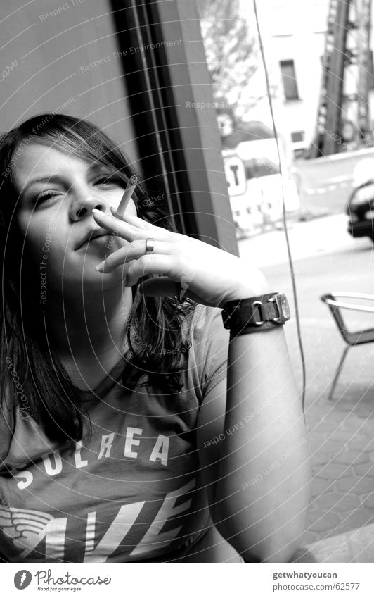Das kleine Tabakgrab Frau Zigarette Café Stadt Fenster schön ruhig Gelassenheit Uhr Feierabend Blick Rauchen Coolness Arme Zufriedenheit