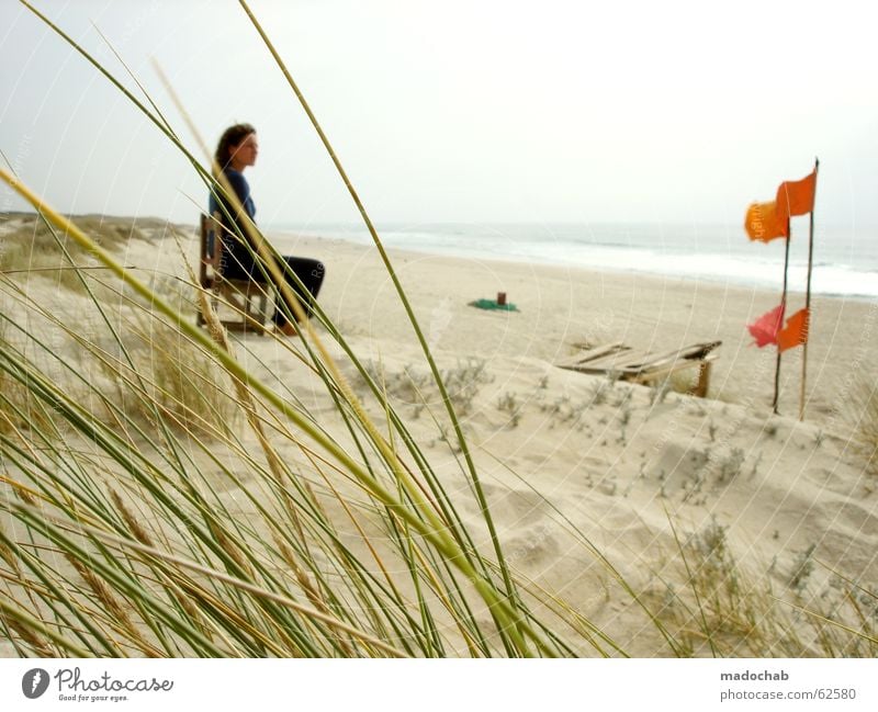 Junge Frau sitzt allein am Strand und hat Fernweh Romantik Wellness Ferien & Urlaub & Reisen Meer schön verträumt träumen Einsamkeit Suche finden Tagtraum