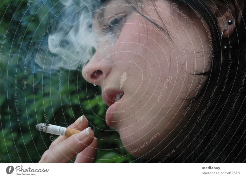nikotin Rauchen atmen Denken Zigarette Abhängigkeit Nikotin Farbfoto Außenaufnahme Tag geschlossene Augen Junge Frau Jugendliche 18-30 Jahre Porträt Profil