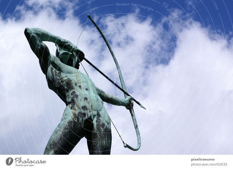 Wolkenschütze Bogenschütze schießen zielen Skulptur Dresden nackt Mann Himmel Verabredung alt Vergangenheit Muskulatur Pfeil treffsicher