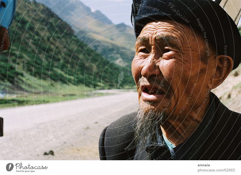 Alter Mann Bart Kinnbart sprechen Kirgisistan Großvater herzbewegend trampen alt Falte kalpak Mensch Berge u. Gebirge Straße kirgise kirgistan kyrgistan Tod