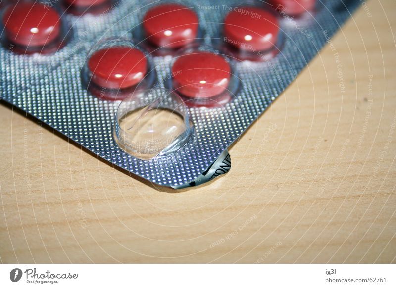 placebo Tablette rot rund fehlen Hintergrundbild Untergrund London Underground Holz Holzmehl Unterlage Verpackung Reaktionen u. Effekte Gesundheitswesen Placebo