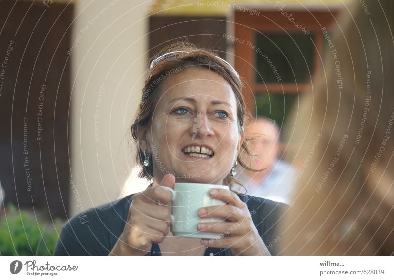 treffen mit freunden - lachende reife frau mit kaffeetasse Kakao Kaffee Tasse Freude Glück Restaurant ausgehen Kaffeetrinken Frau Erwachsene Kopf Hand Sommer