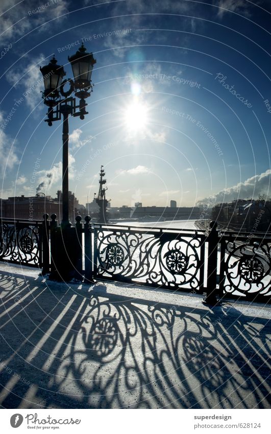 tiefe Sonne, lange Schatten, Winter in Moskau Ferne Himmel Wolken Eis Frost Flussufer Brücke Bauwerk Architektur Stahl träumen blau schwarz Tod Vitamin Mangel