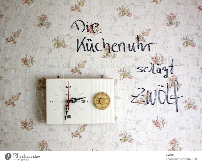 Die Küchenuhr schlägt Zwölf Uhr 12 Wand Tapete Mitteilung Text Installationen Uhrenzeiger artwork