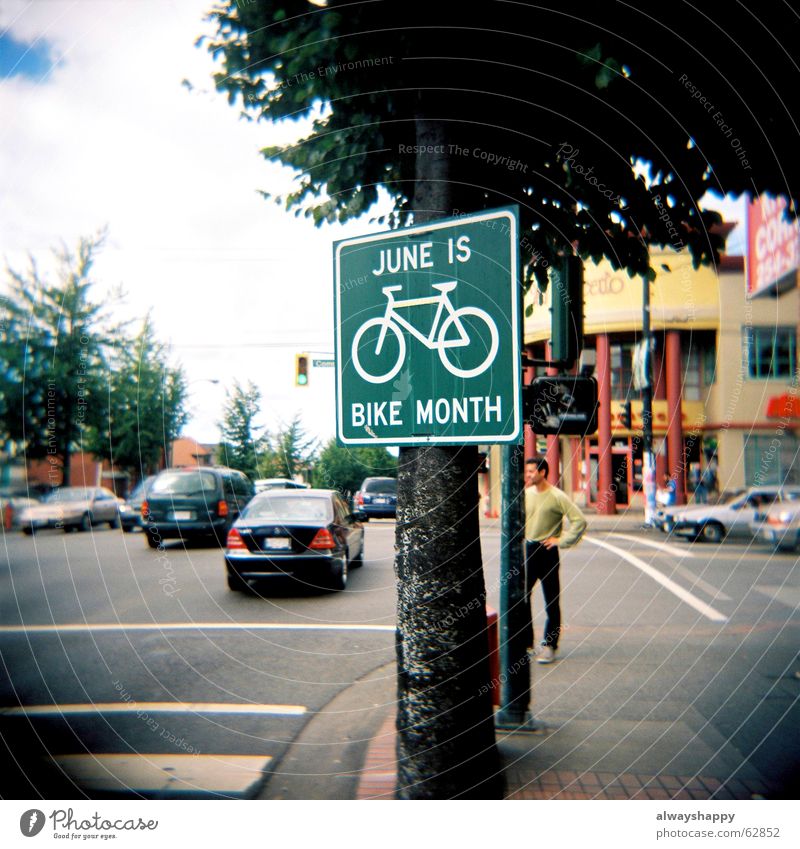 nose in the wind Vancouver Kanada Verkehr Fahrrad Juni Holga Mittelformat Baum Stadt Schilder & Markierungen Straße Hinweisschild Straßenverkehr Straßenkreuzung