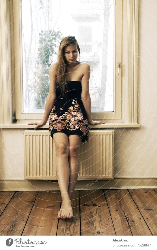 Hausfrau? Wohnung Wohnzimmer Dielenboden Junge Frau Jugendliche Körper Beine Fuß 18-30 Jahre Erwachsene Kleid Barfuß blond langhaarig hocken Kommunizieren Blick