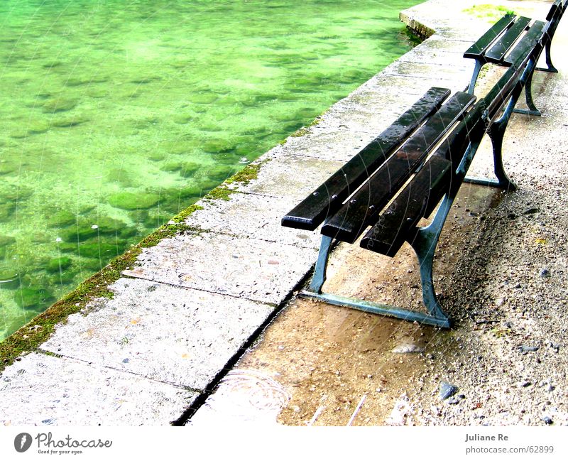 Nass | Parkbank ruhig Wasser Küste See Holz sitzen nass Einsamkeit Bank ungeschützt Farbfoto mehrfarbig Außenaufnahme Menschenleer Textfreiraum rechts