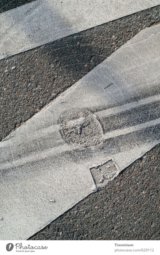 echt | Täterprofil Straße Spuren Schilder & Markierungen gehen ästhetisch dreckig einfach grau weiß Überraschung Fußspur Profil Bremsspur Asphalt Beschichtung