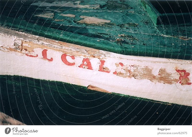 Zeichen der Zeit Wasserfahrzeug rot grün weiß Spanien Schiffswrack Farbe alt Schriftzeichen