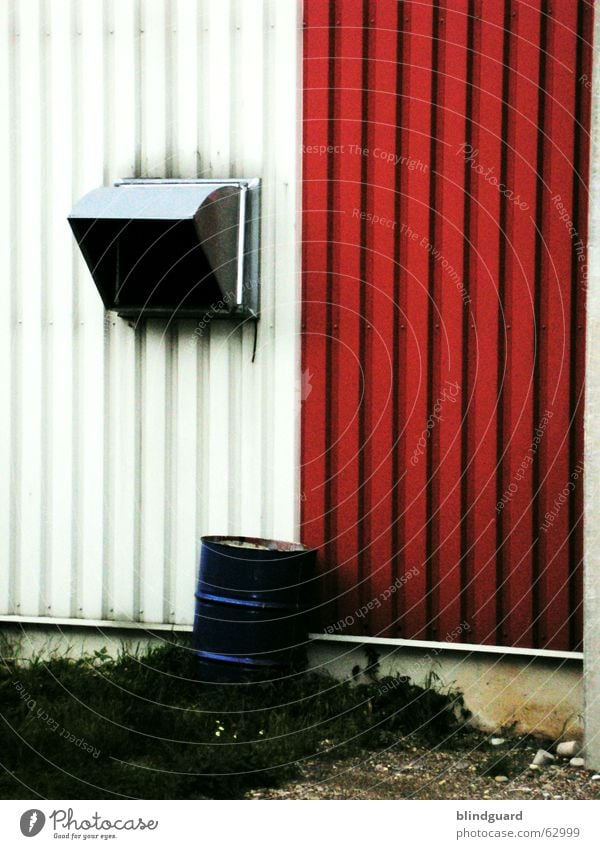 Variationen in Blech Produktion Fass Lüftung Hinterhof Wand Lagerhalle rot weiß Bauschutt Industriefotografie blau