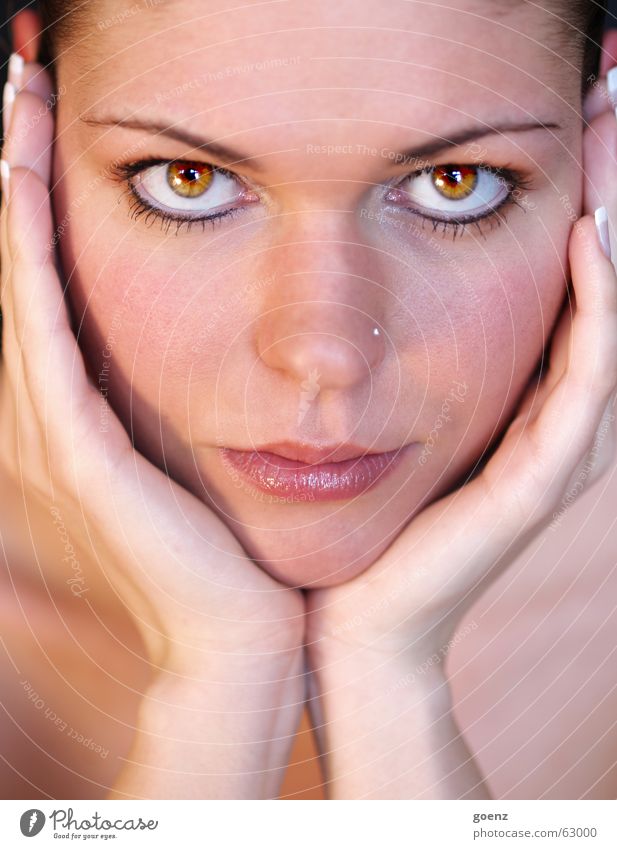 Fixieren Frau Model Beautyfotografie Kosmetik Schminke Hand schön babe Haare & Frisuren Wind Gesicht Auge Nase