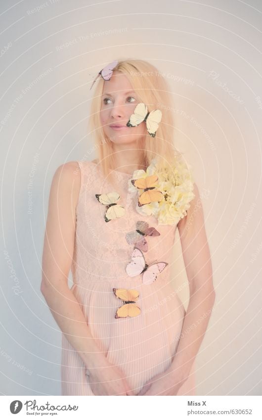 Schmetterlingsflieder schön Mensch feminin Junge Frau Jugendliche 1 18-30 Jahre Erwachsene Frühling Blume Blüte Mode Kleid Accessoire Schmuck blond Schwarm