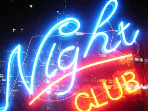 Nightclub Werbung Nacht Party Bar Neonlicht Lokal Licht Stadt Nachtleben hell Gastronomie Leuchtstoffröhre Freude Alkohol Club nightclub leuchtwerbung