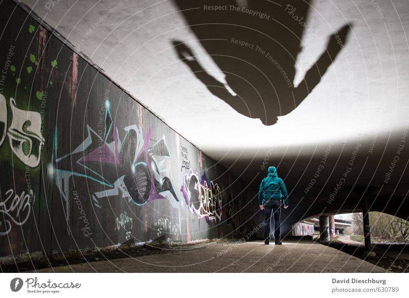 Größer als man ist II maskulin Mann Erwachsene Körper 1 Mensch Stadt Brücke Tunnel Fassade grau grün schwarz weiß Graffiti Spray Kunst Kunstwerk gruselig Decke
